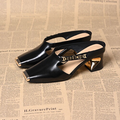 French-style hollow-out closed-toe shoes for women—summer outdoor wear, round-toe slip-on half-slippers, versatile, soft-soled, elegant, breathable, flat-heeled sandals.