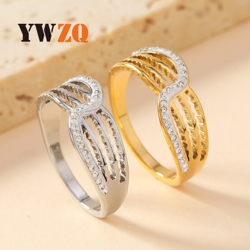 Anillo de acero inoxidable de lujo ligero europeo y americano exagerado personalidad de corte hueco línea multicapa incrustada de cerámica diamante joyería anillo