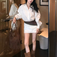 欧陽家の透かし彫りの長袖のシャツのワンピースの女性の春の白いギャルのスカートは腰を収めて身を修めてやせているスカートを現します。