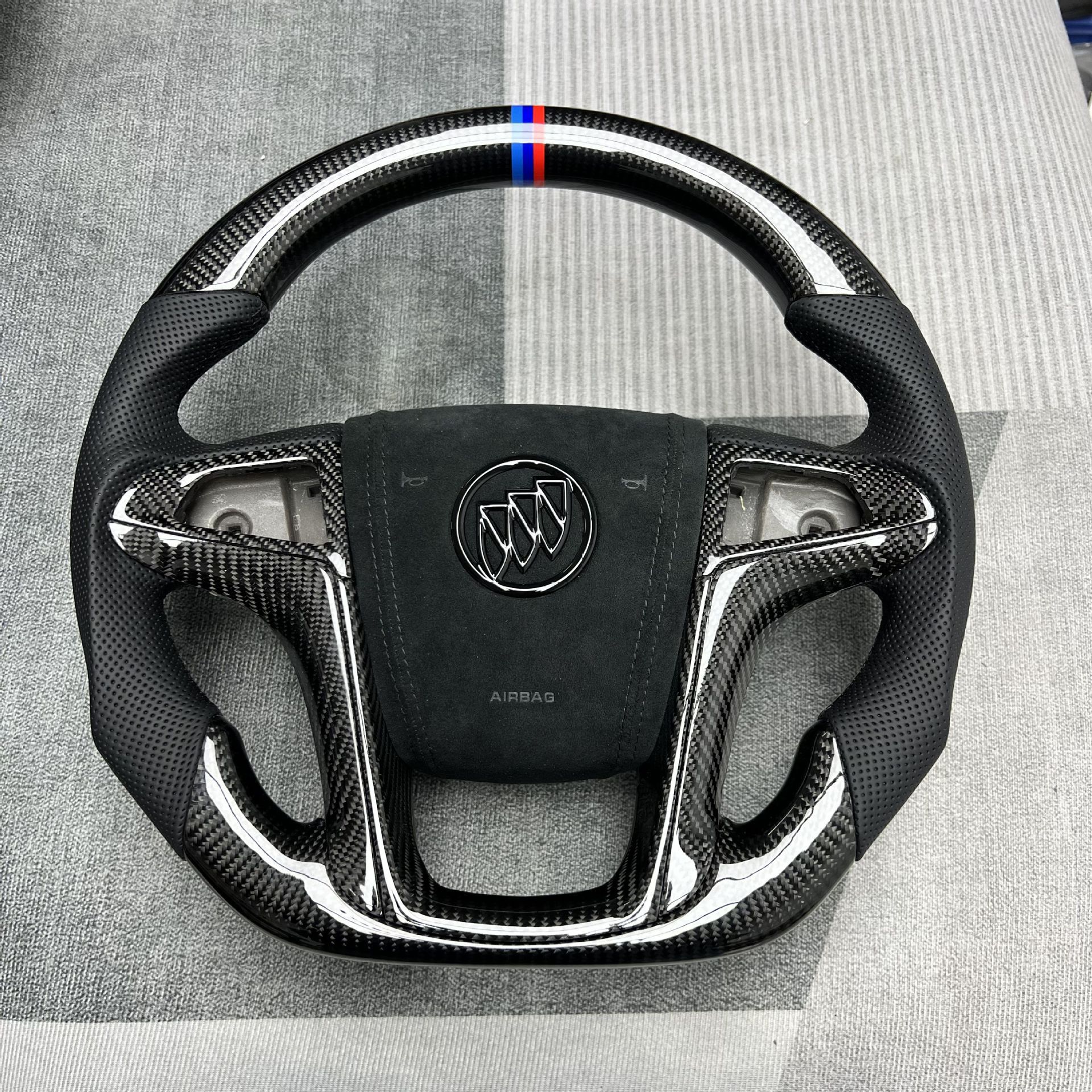 Factory Customized Carbon Fiber Car Steering Wheel Modification Suitable for Buick Chevrolet/Lacrosse/Lacrosse/Glacier