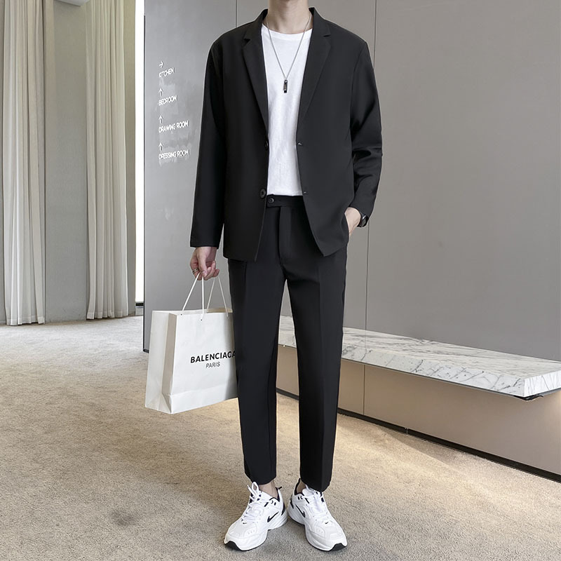 검은 색 정장