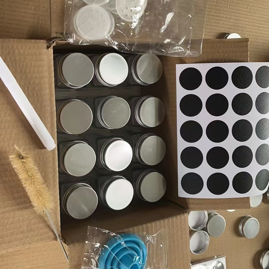 Botella de condimento con tapa de aluminio de 120ml Botella cuadrada de 4oz Tarro de condimento Botella de especias de venta caliente de Amazon transfronteriza con lata de polvo perforada