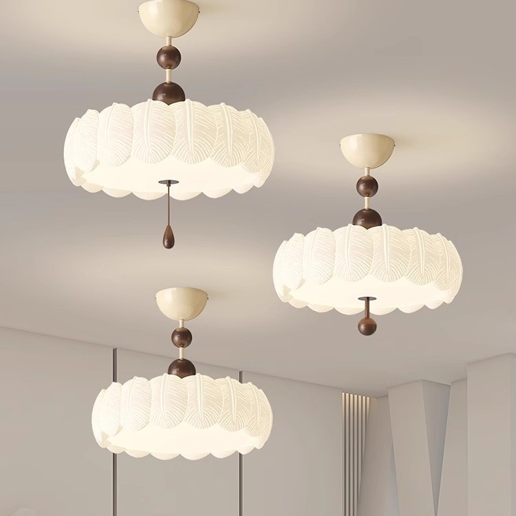 [Seleccionado] Lámpara de techo de estilo crema medieval francesa, plumas creativas retro, dormitorio principal cálido y romántico