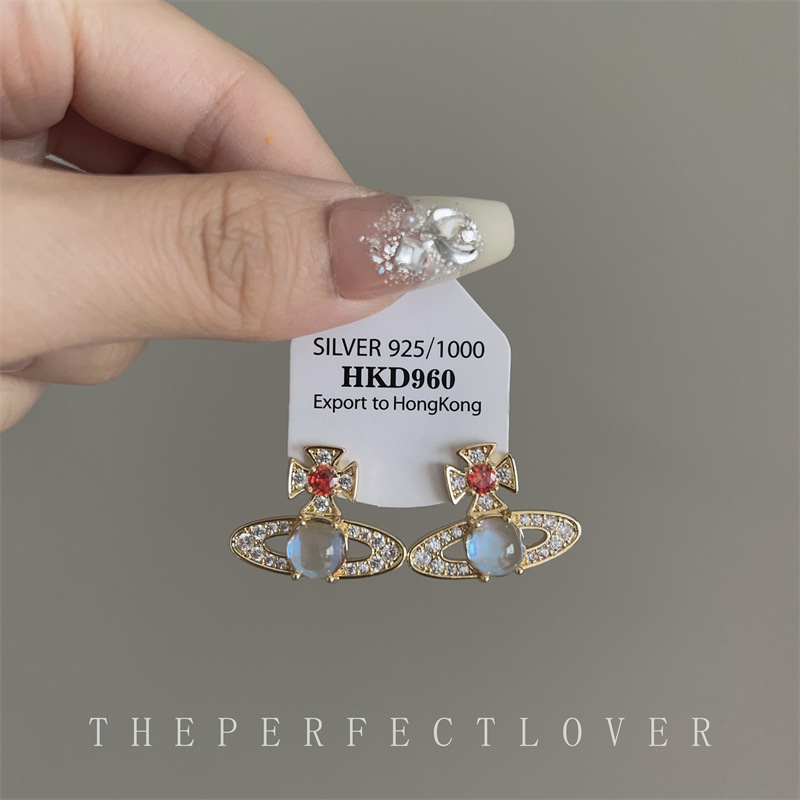 Elegant small design earrings with zircon