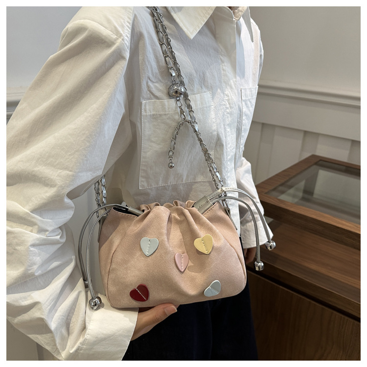 Drawstring bucket for women 2024 new Korean fashion shoulder bag, simple commuting contrasting color heart chain_voghion.com