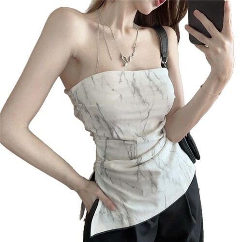 A one-shoulder elastic bandeau camisole with split back, women's summer outerwear, retro high-waisted short top with pleats, shoulder-revealing sleeveless design.