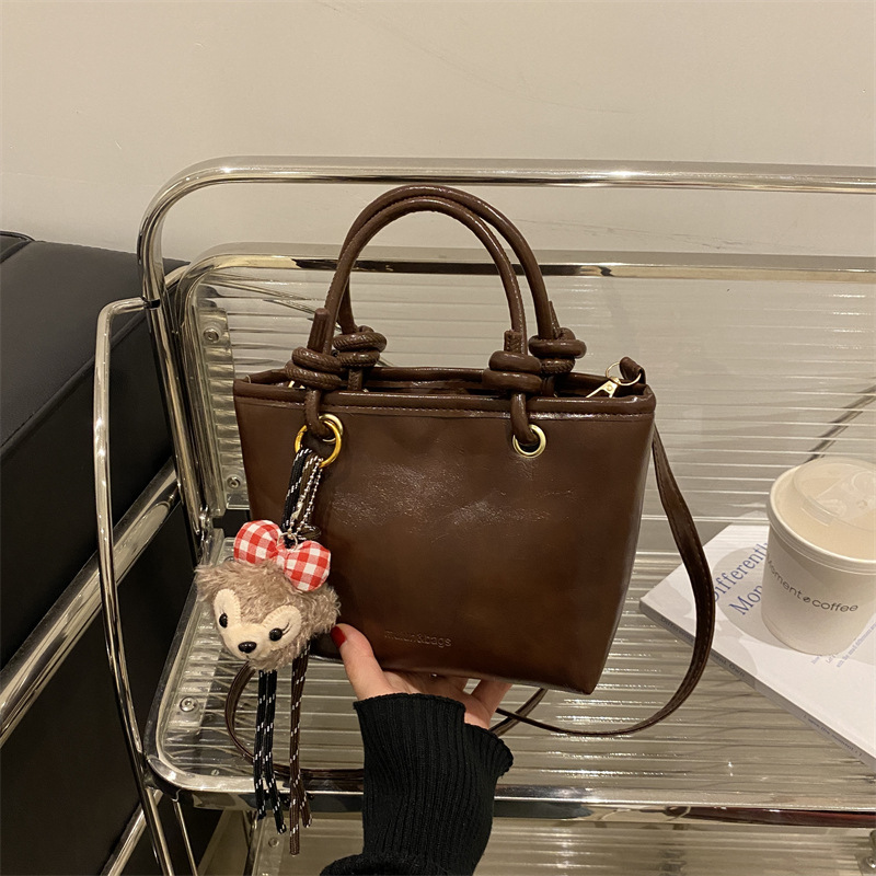 Bolso de moda simple 2024 invierno nuevo estilo retro textura bolso de cubo de moda color sólido viaje mochila de hombro