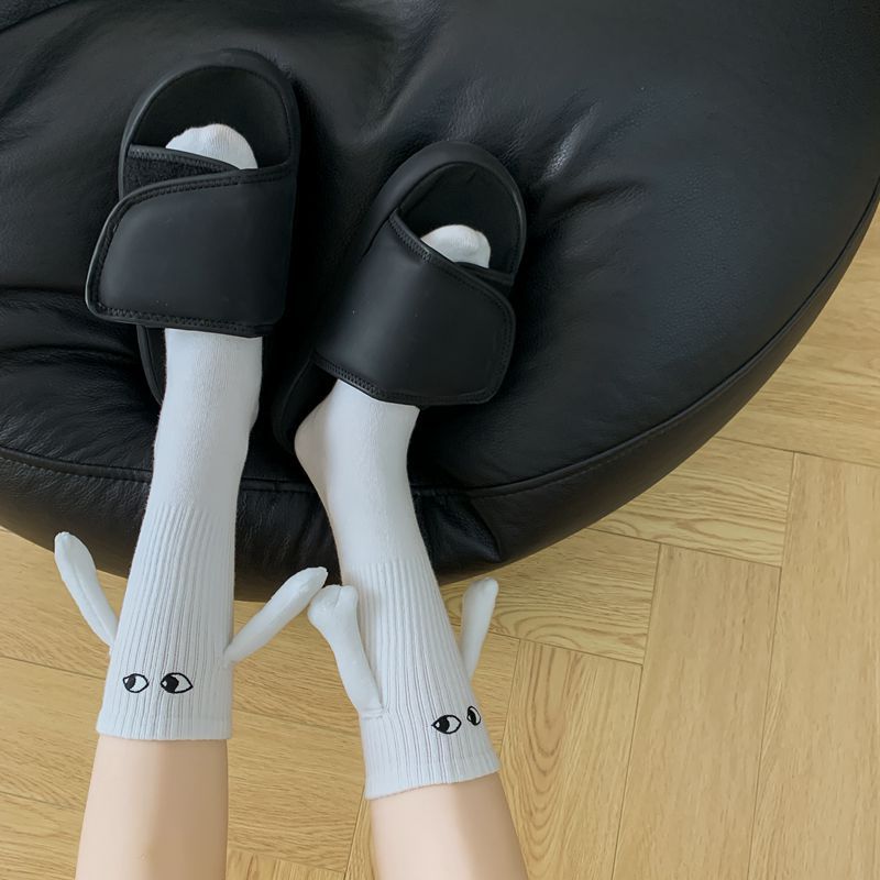 1 Paar Club-Promi-Paar-Socken: Modische, lustige, kreative magnetische Hand-und-Hand-Socken mit schwarz-weißen Cartoon-Augen für Paare – Detail 8