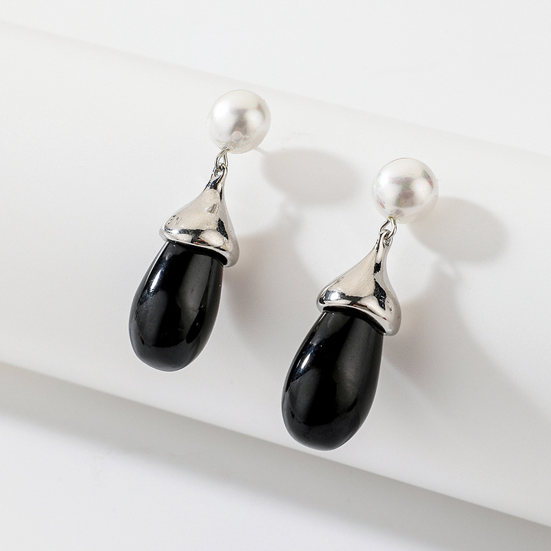 Fashion Black Resin Drop Pearl Earrings European And American Retro Earrings Female display picture 7