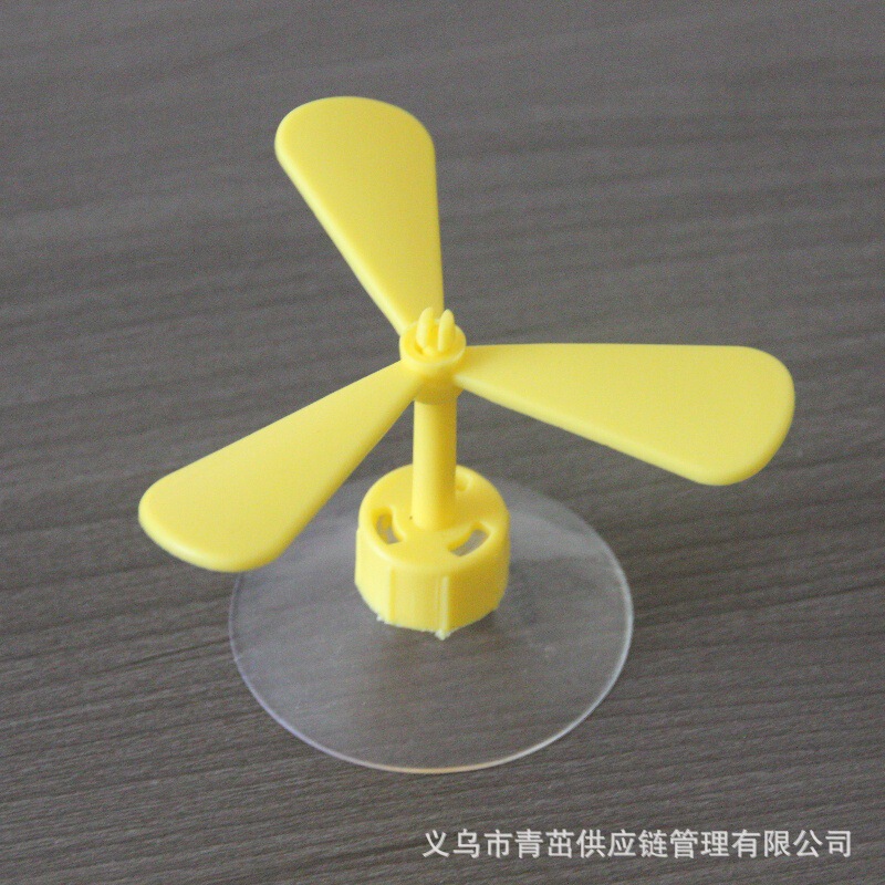 オートバイのヘルメットの装飾品は回転します。|undefined