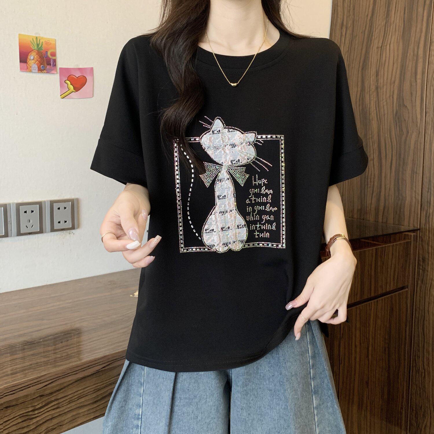 Áo thun nữ tay ngắn cổ tròn, phong cách trẻ trung, đính đá lấp lánh, form rộng thoải mái — màu đen chi tiết 17