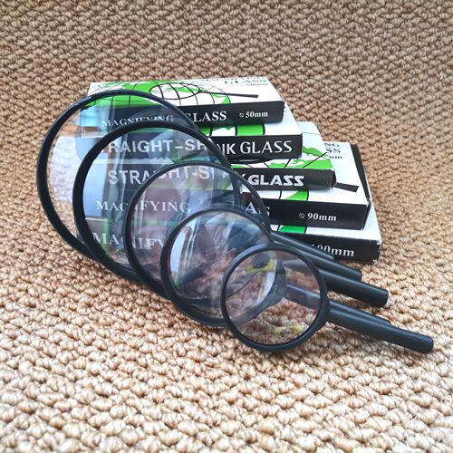 Magnifying glass with plastic handle, hand-held straight handle, black frame, glass resin, two-yuan wholesale gift accessories, factory direct sales