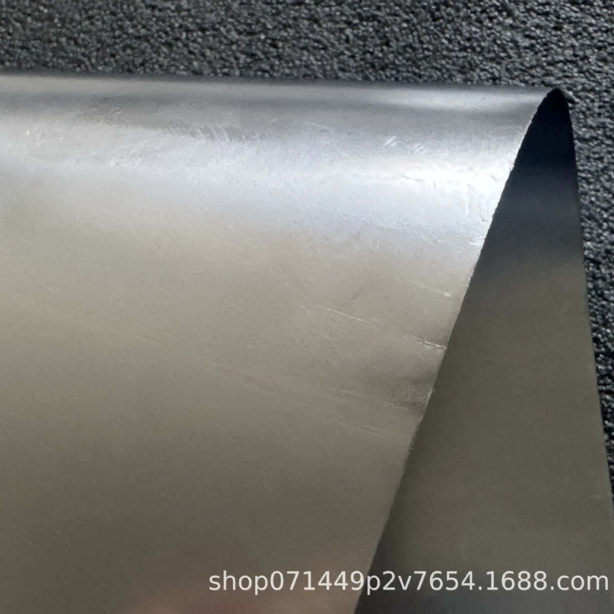 Графитовая бумага с множеством спецификаций и большими партиями, высокая чистота, высокая плотность, хорошая пластичность, высокая термостойкость, износостойкость и пластичность.