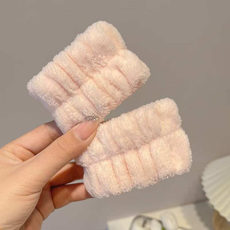 かわいいぬいぐるみのウサギの耳の顔を洗って髪を束ねます。手首に防湿袖の神器をつけます。|undefined