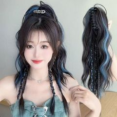 かつらのお下げはカラーの高いポニーテールの甘い女の子を染めます。