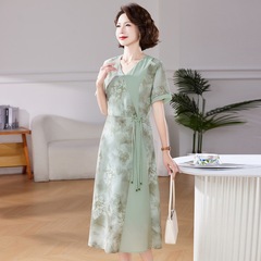 新しい中国式のお母さんの夏服のワンピースのシフォンは膝の中のお年寄りの女性の半袖のスカートを過ぎて腹を隠してやせています。