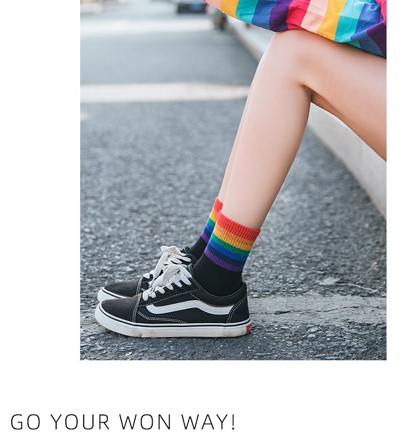 Calcetines de media pantorrilla calcetines largos de mujer Otoño e Invierno Calcetines largos de rayas calcetines de arco iris Calle japonesa ins calcetines de algodón altos de moda para mujer