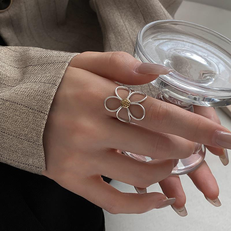 Viento frío, color de contraste de oro y plata, anillo abierto de margarita, diseño simple, anillo de sentido, nuevo producto, joyería de temperamento de moda exquisita