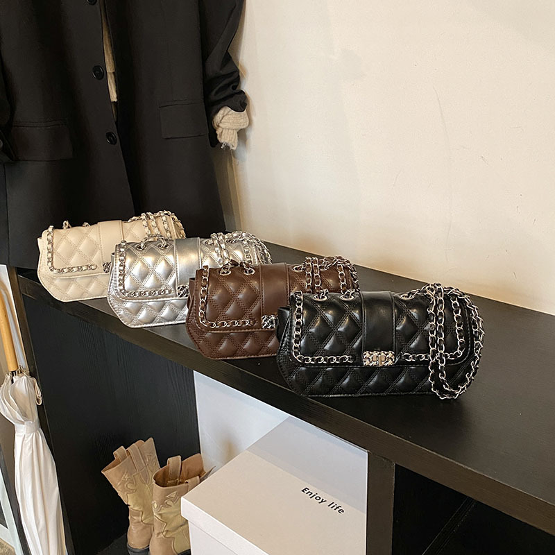 Bolso de textura para mujeres 2025 nuevo nicho de diseño de bolso de mochila popular este año, bolso de cadena bordada de diamante