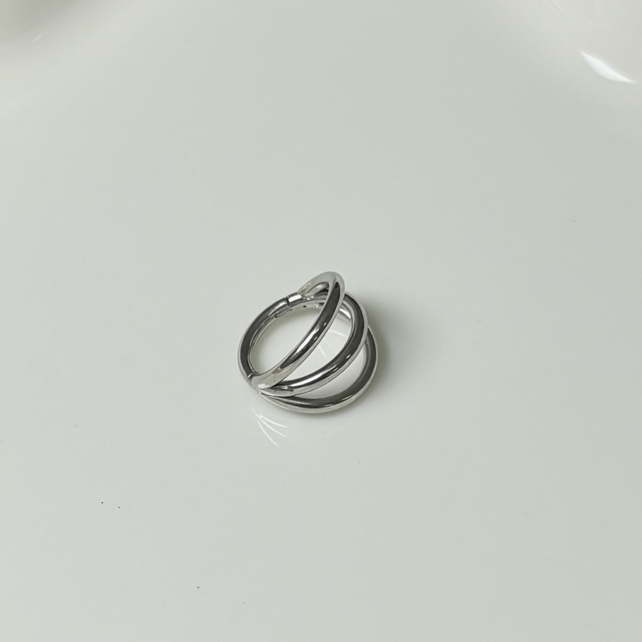 16G labret stud size and finish detail