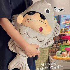 クレヨンしんちゃんのぬいぐるみぬいぐるみの小魚is小衆の机の上に物を並べて誕生日の祭りに友達を送ります。