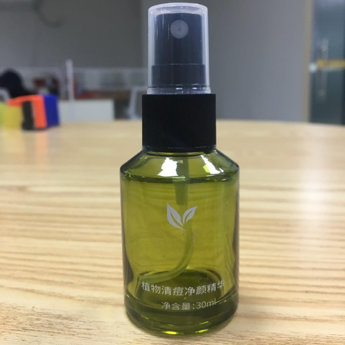 批发30ml喷雾瓶咸菜色精华液橄榄色斜肩瓶精华水喷色玻璃瓶分装瓶