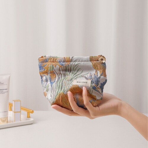 New French retro women's flower clutch bag high-value skin care products makeup bag change lipstick small storage bag