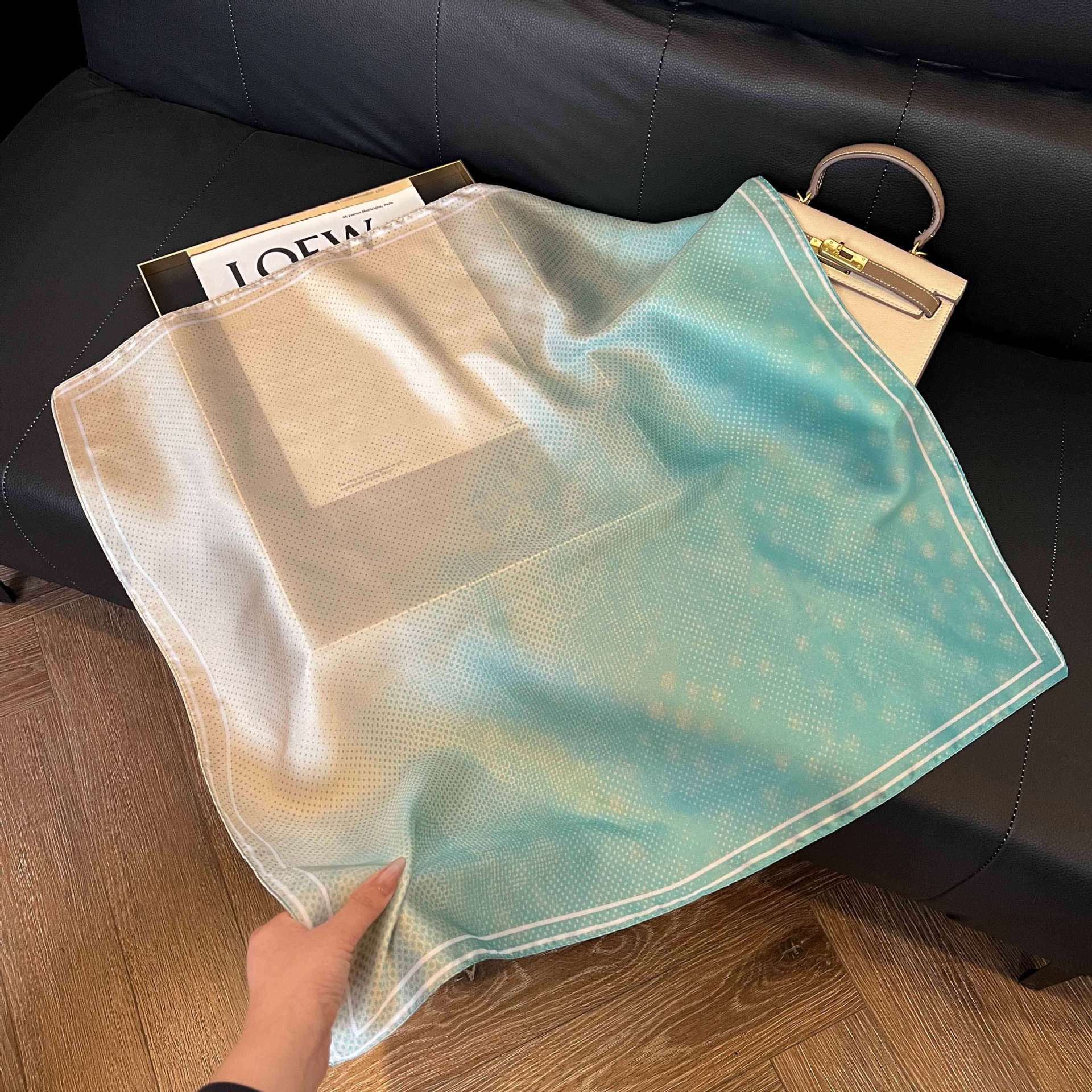 Transfronterizos nuevos bufandas de seda azul de alto nivel de seda cuadrada de simulación bufandas de moda de decoración de moda de combinación bolsa correa de pelo bufandas profesionales
