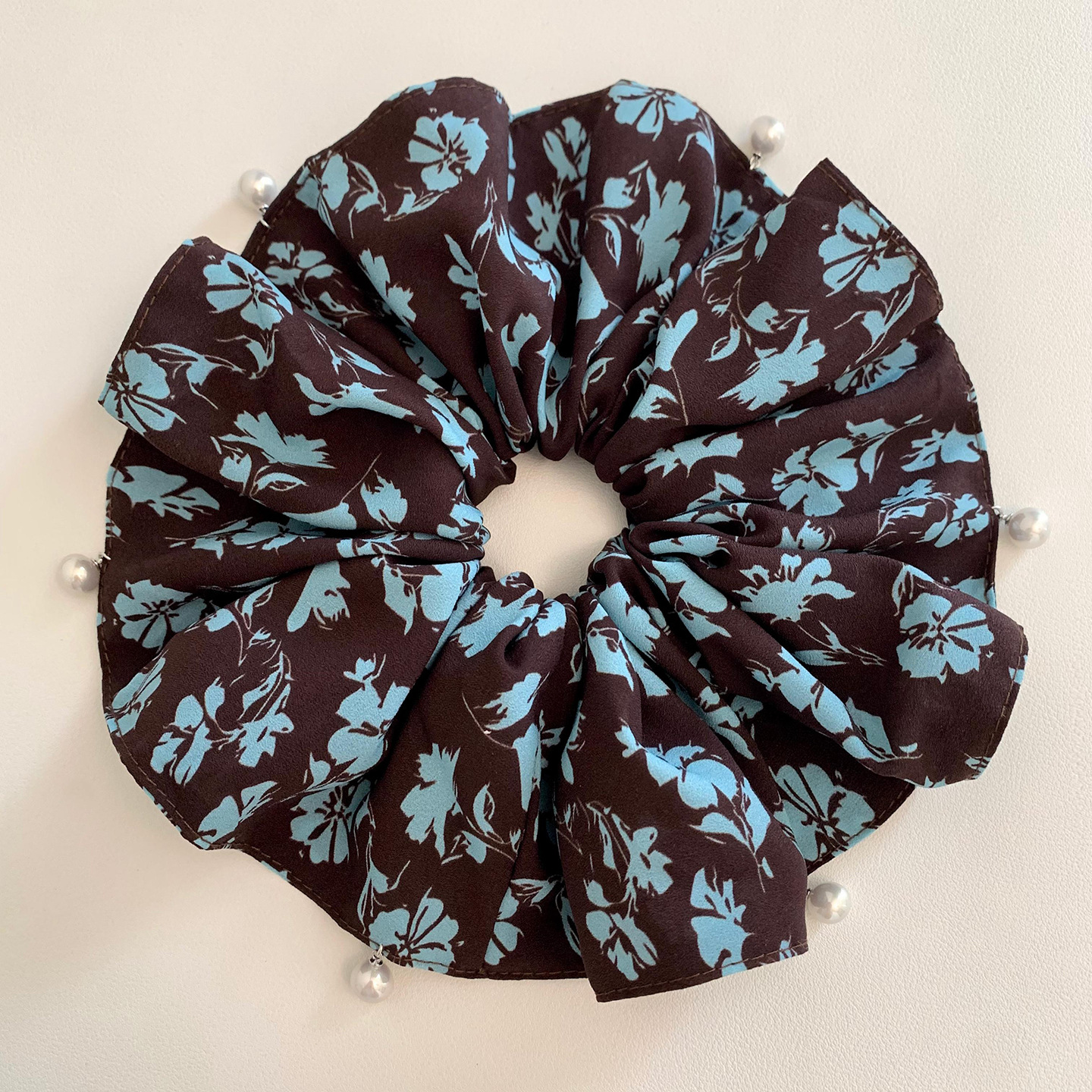 Vintage Haargummi mit Blumen- und Perlenanhänger für Damen, doppellagiger, extragroßer Dutt-Haarschmuck für den frühen Herbst_voghion.com