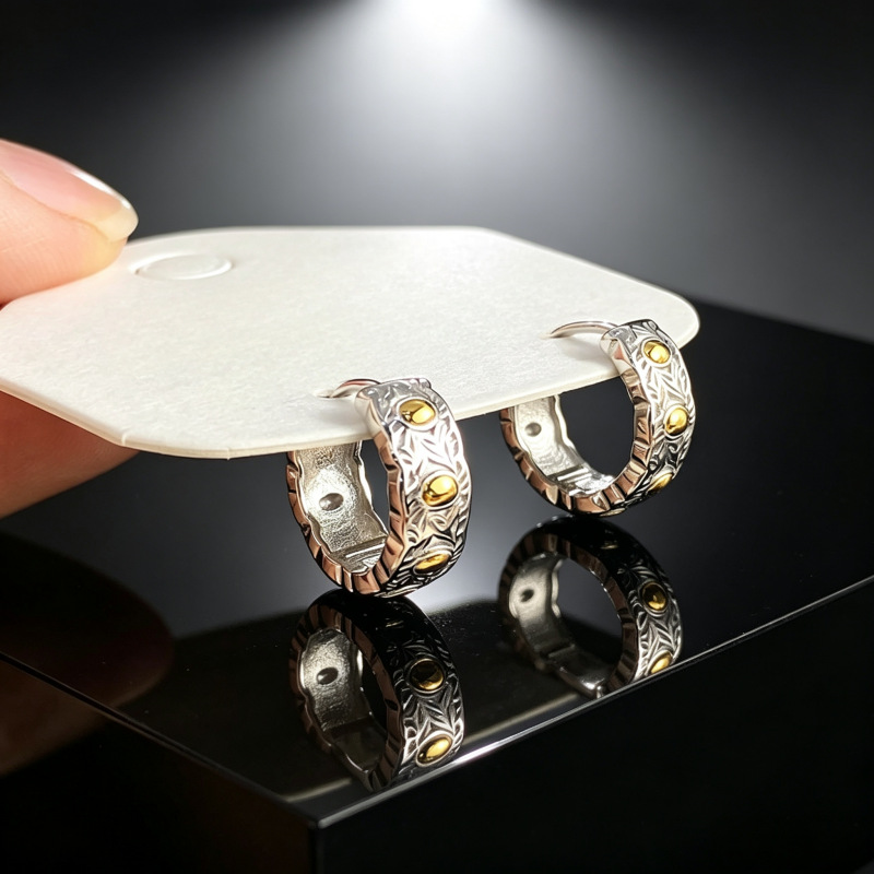Retro color-blocked vine gold bean ear cuffs, silver and gold contrasting distressed ear hoops, niche heavy-duty versatile commuter ear cuffs wholesale.
