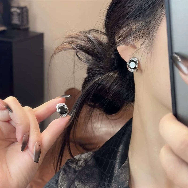 Y120 black earrings