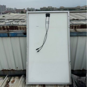 Battery solar-powered