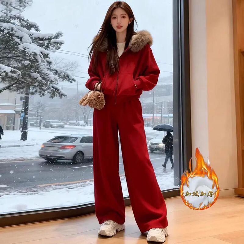 A Complete Set of Korean-Style Winter Outfits for Age-Reducing, Loose-Fitting, Casual, Sporty Wear, Including a Fleece-Lined, Thickened Sweatshirt with a Fur Collar and Wide-Leg Pants Two-Piece Set A Complete Set of Korean-Style Winter Outfits for Age-Reducing, Loose-Fitting, Casual, Sporty Wear, Including a Fleece-Lined, Thickened Sweatshirt with a Fur Collar and Wide-Leg Pants Two-Piece Set