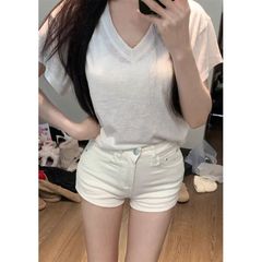 小柄な白い高腰修身デニムパンツ女性の夏はやせています。