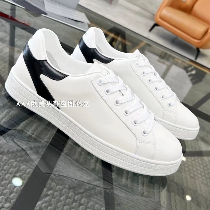Мужские белые кроссовки из натуральной кожи, европейская коллекция 2025 года, повседневный стиль, цветные блоки, дышащие, плоские, низкие, на шнуровке.