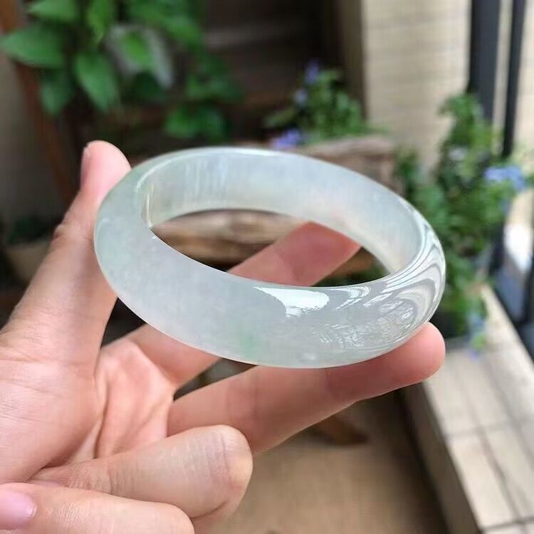 Vòng tay ngọc bích Miến Điện cao cấp, nước băng, phớt xanh nhạt, đường kính trong 54–64 mm chi tiết 10