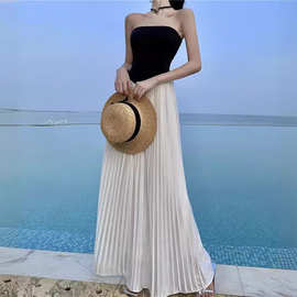 夏季小众赫本风黑白拼色百褶抹胸连衣裙气质收腰海边度假风长裙子