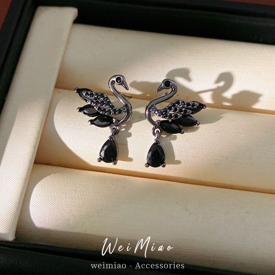 Agujas de plata de piedra de diamante de cisne gota de agua pendientes temperamento delicado personalidad pendientes ligeros de lujo alta sensación auriculares al por mayor