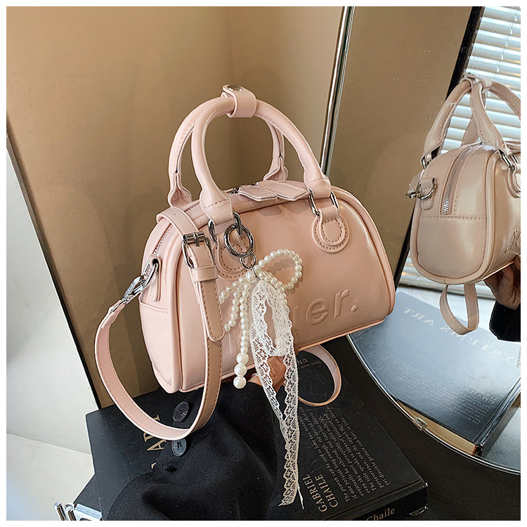 This year, Korean-style, stylish and simple hand-held bags with niche designs are in vogue. These are fashionable summer underarm bags for women's commuting undefined
