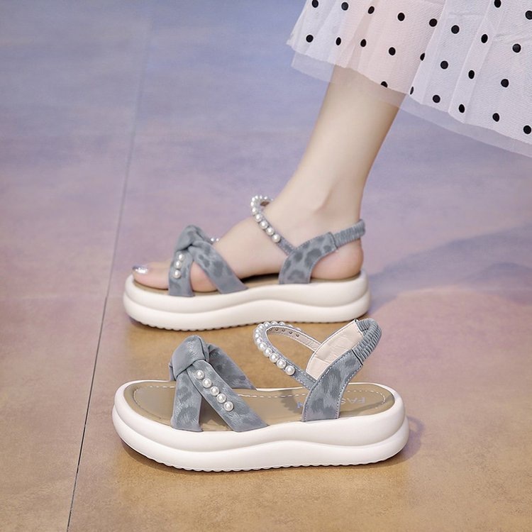 Verano francés para usar zapatillas frías mujeres 2026 nueva moda cruzada perla gruesa fondo una zapatilla de playa zapatillas frías