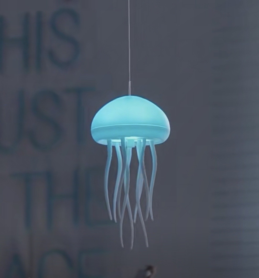 베이스 없이 매달린 해파리 램프