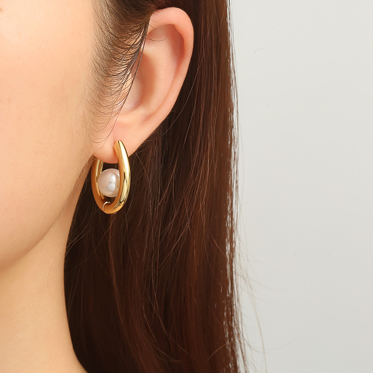 La moda europea y americana incrusta perlas de acero inoxidable oval perlas de estilo femenino de alto nivel lujoso ligero orejas de oro 18K