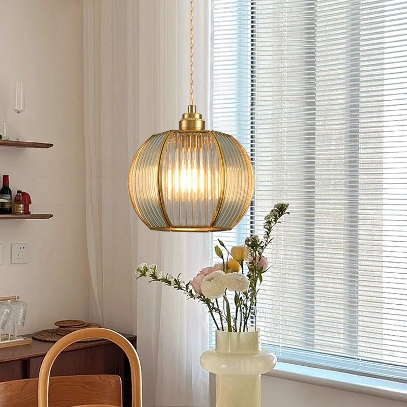 Candelabro de pétalos de vidrio totalmente de cobre de estilo japonés para comedor, cafetería, pequeño bar, lámpara de noche de dormitorio sencilla y acogedora de lujo ligero.