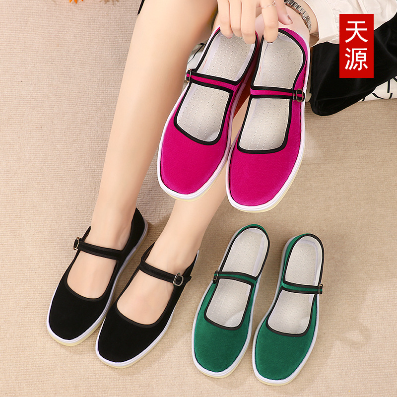 Primavera y verano hechos a mano botones de tendón de vaca zapatos de tela de damas viejos zapatos de tela de Beijing de mediana edad zapatos de flor de cordón tipo hebilla