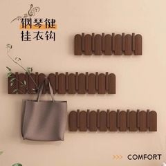ピアノの鍵はハンガーを掛けて家に入ります。玄関のハンガーは壁にかけます。