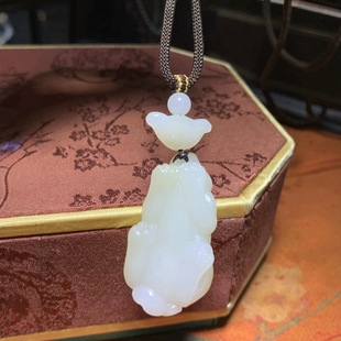 Hetian Jade Suet Jade Pixiu White as Condensed Fat Slightly Honey Pixiu's look is vivid and vivid
