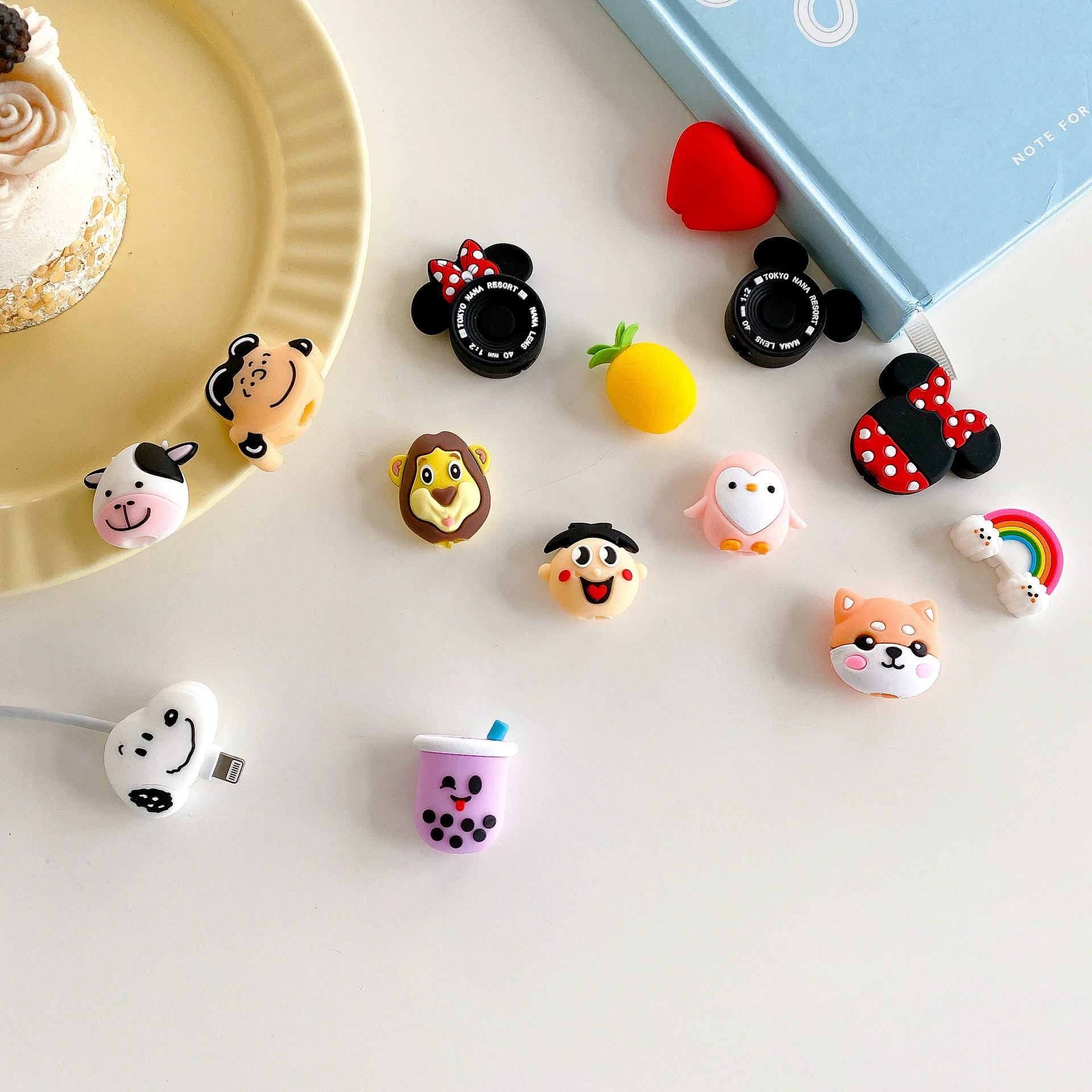 Spot wholesale cartoon data cable protective sleeve anti -disconnecting protector bite a data cable protective thread
