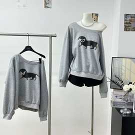 昱晓小纭同款美式复古珍珠腊肠狗斜肩宽松休闲圆领印花卫衣女