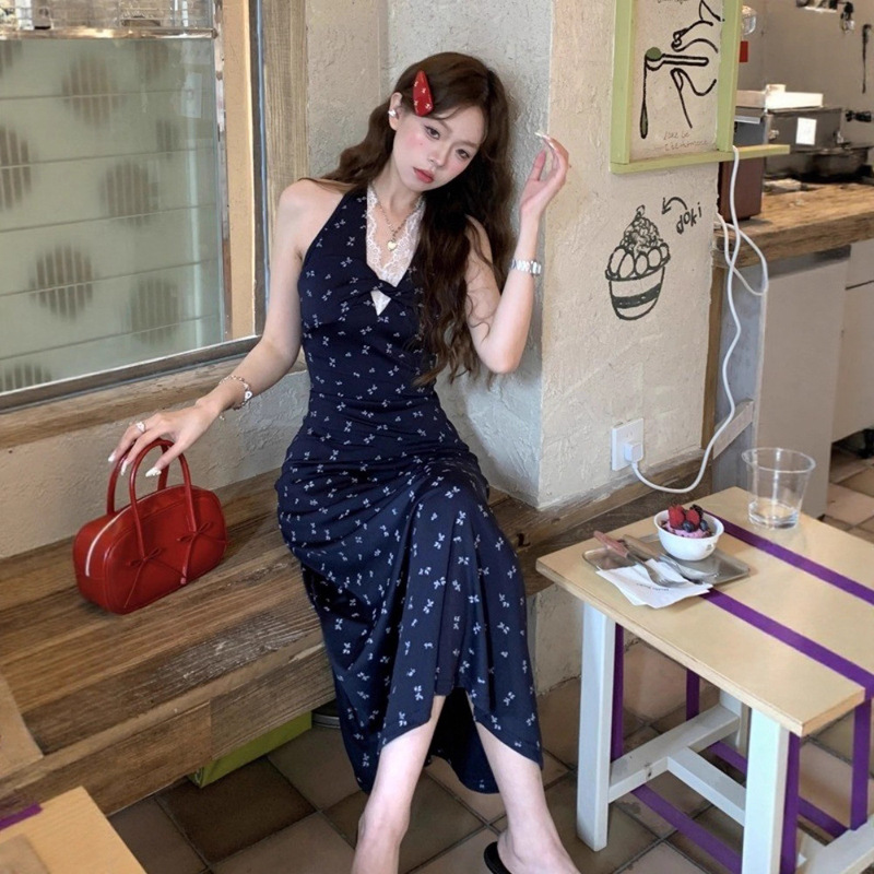 蓝色挂脖吊带碎花连衣裙子女夏季2025年新款法式气质无袖露背长裙|undefined