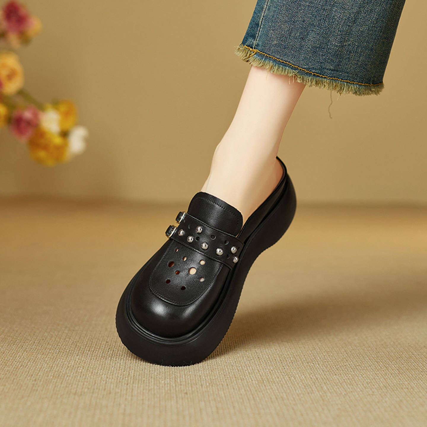 Dép sandal nữ đế dày quai chữ V mũi bao bít — đen